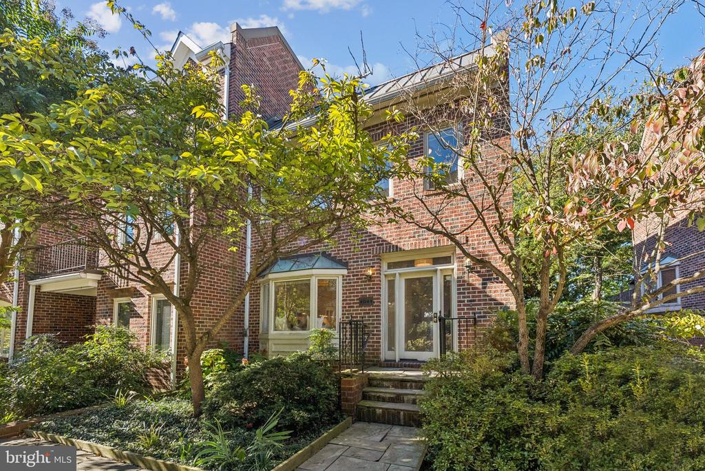4044 CHANCERY COURT NW