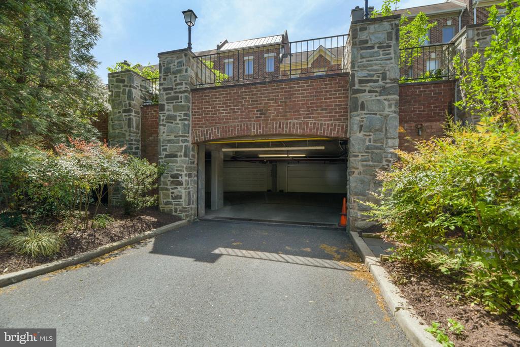 4044 CHANCERY COURT NW