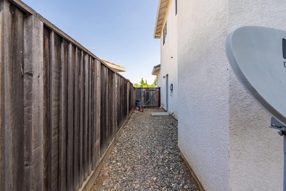 921 Hillock Court