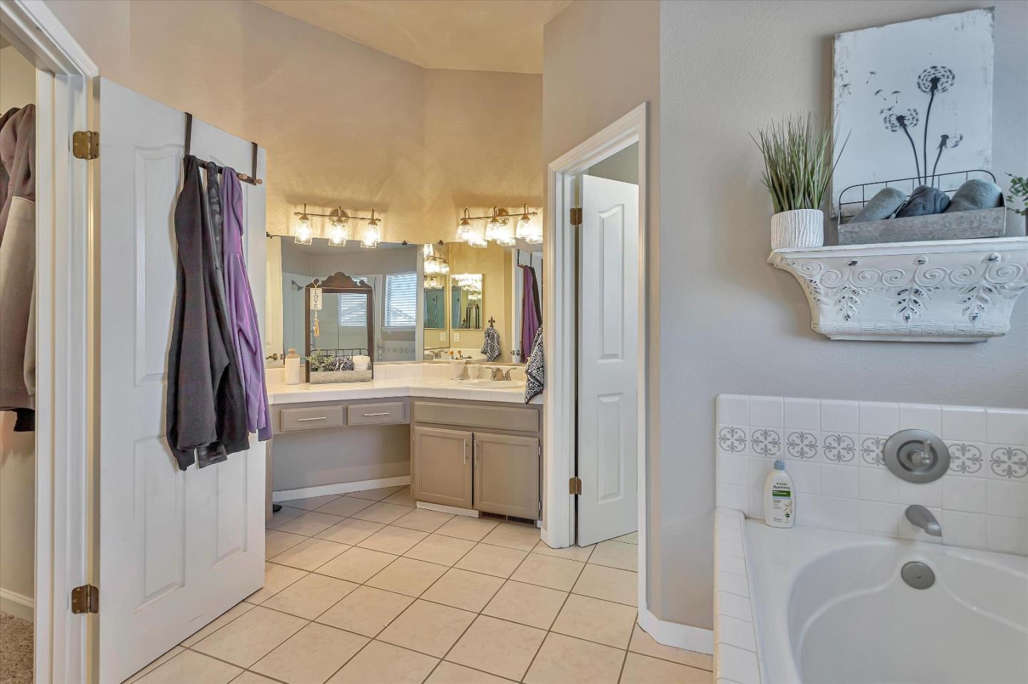 2184 Beachwood Court