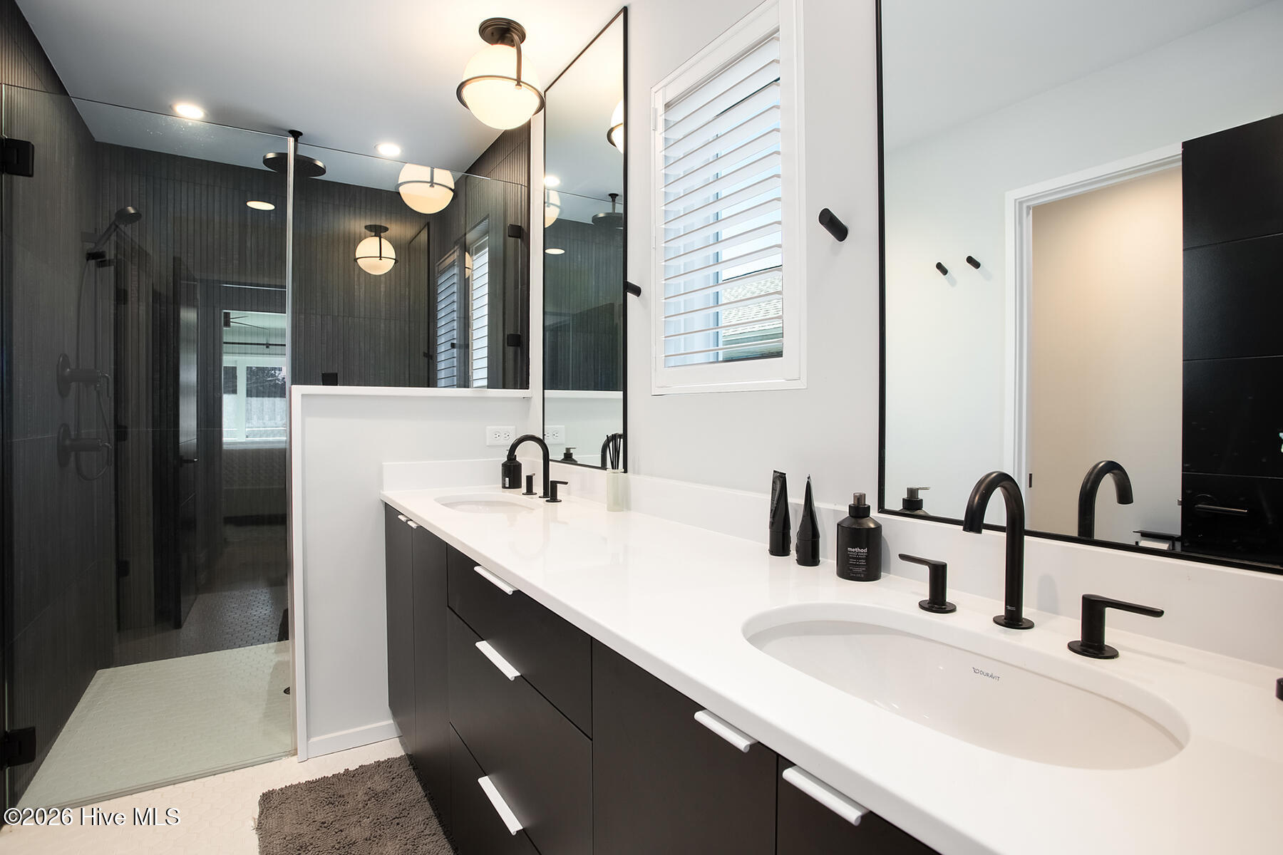 8 E Columbia Street E B