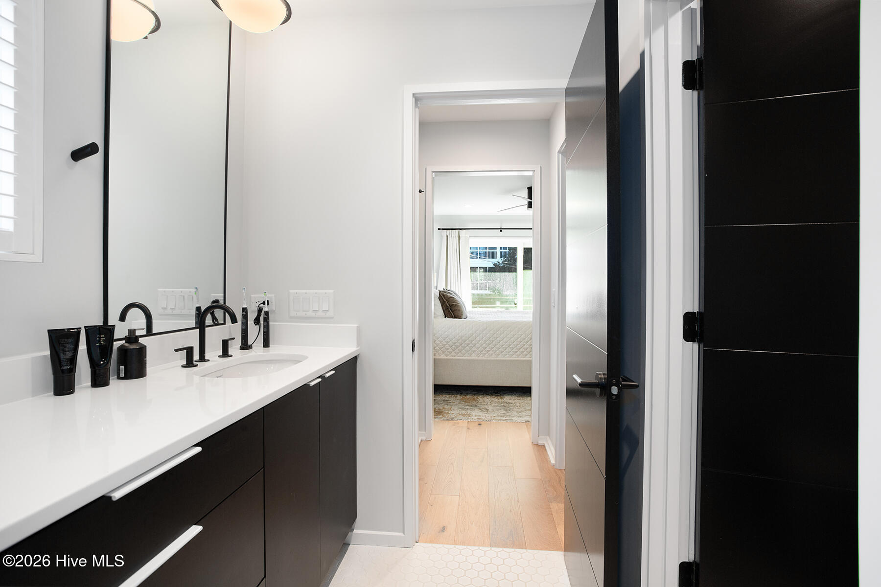 8 E Columbia Street E B