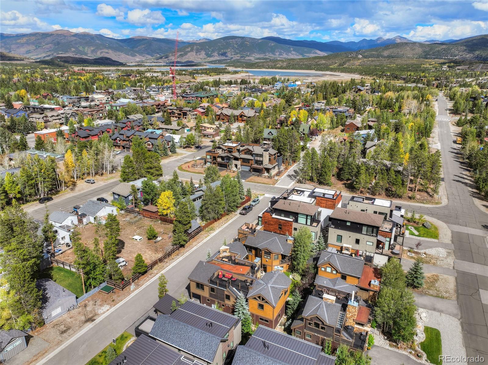 Aerial view of Frisco homes, with a reservoir and mountain ranges in the distance.