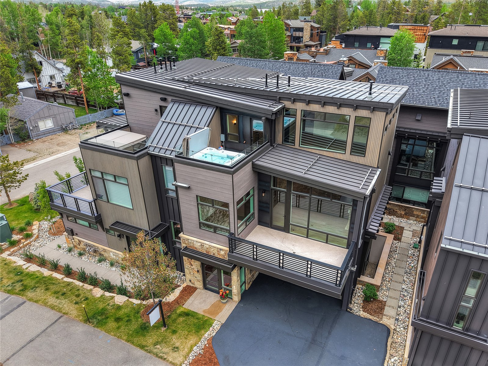 318 S 2nd AVENUE