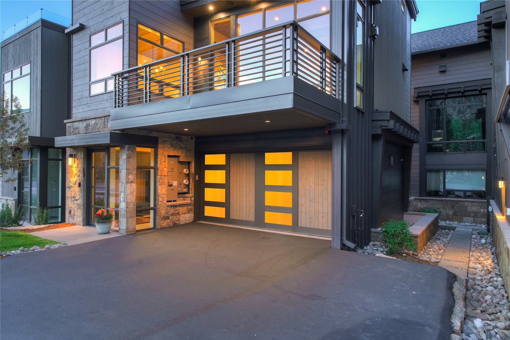 318 S 2nd AVENUE