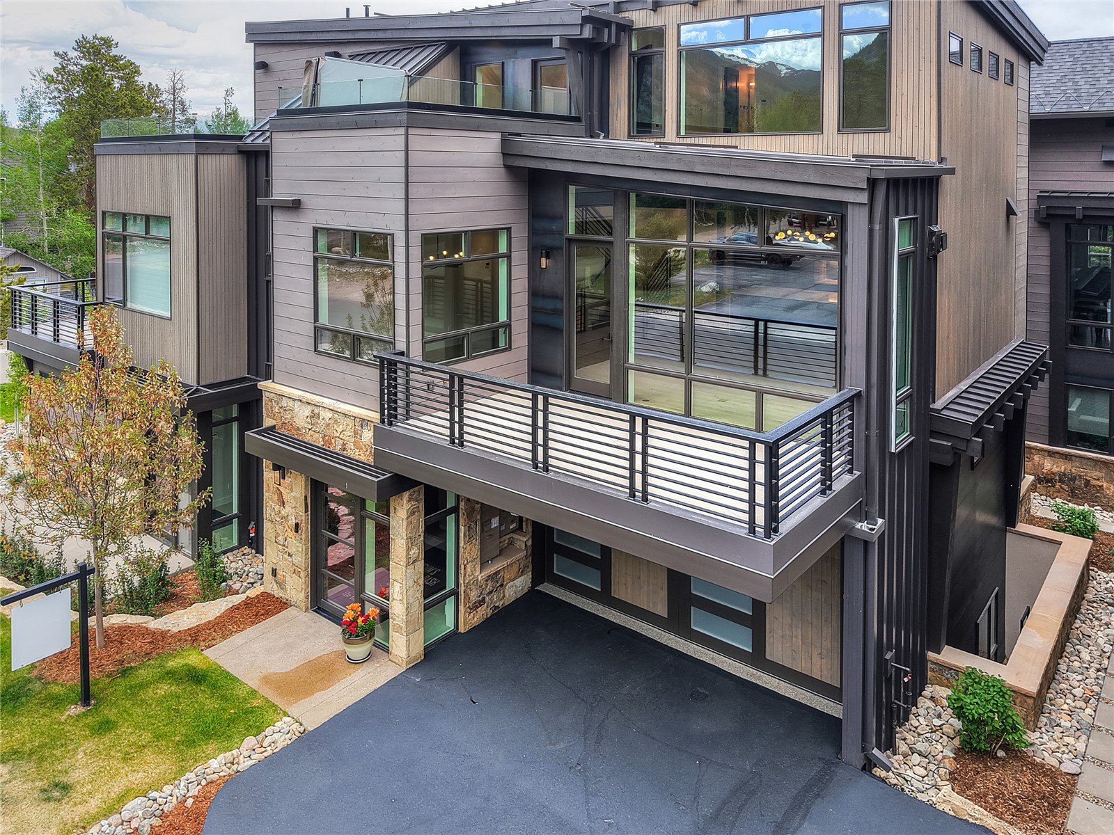 318 S 2nd AVENUE