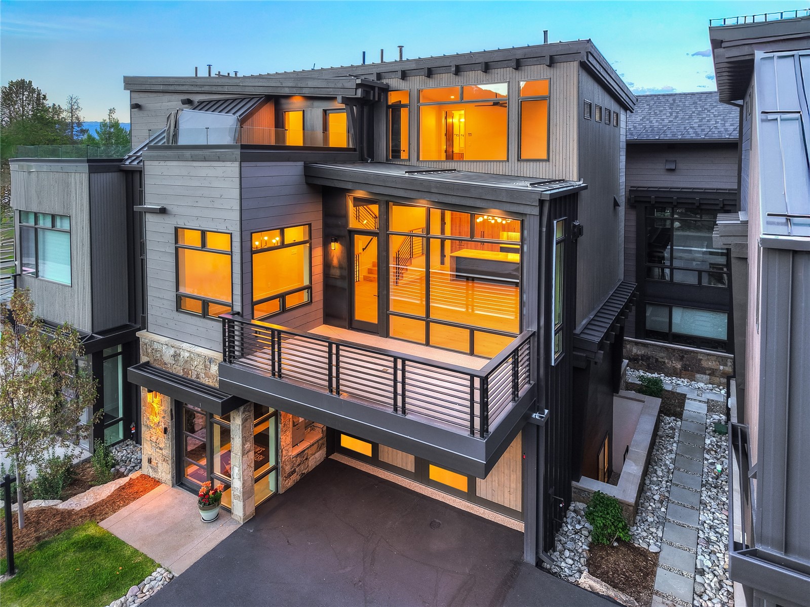 318 S 2nd AVENUE