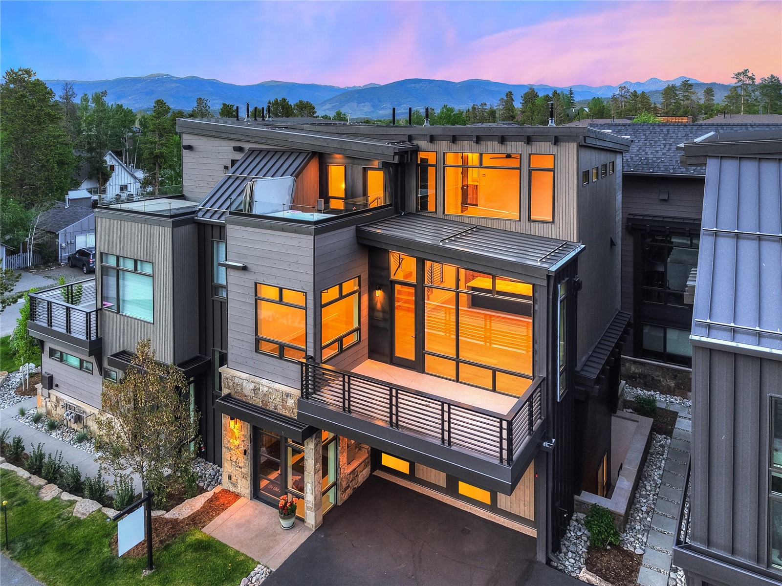 318 S 2nd AVENUE