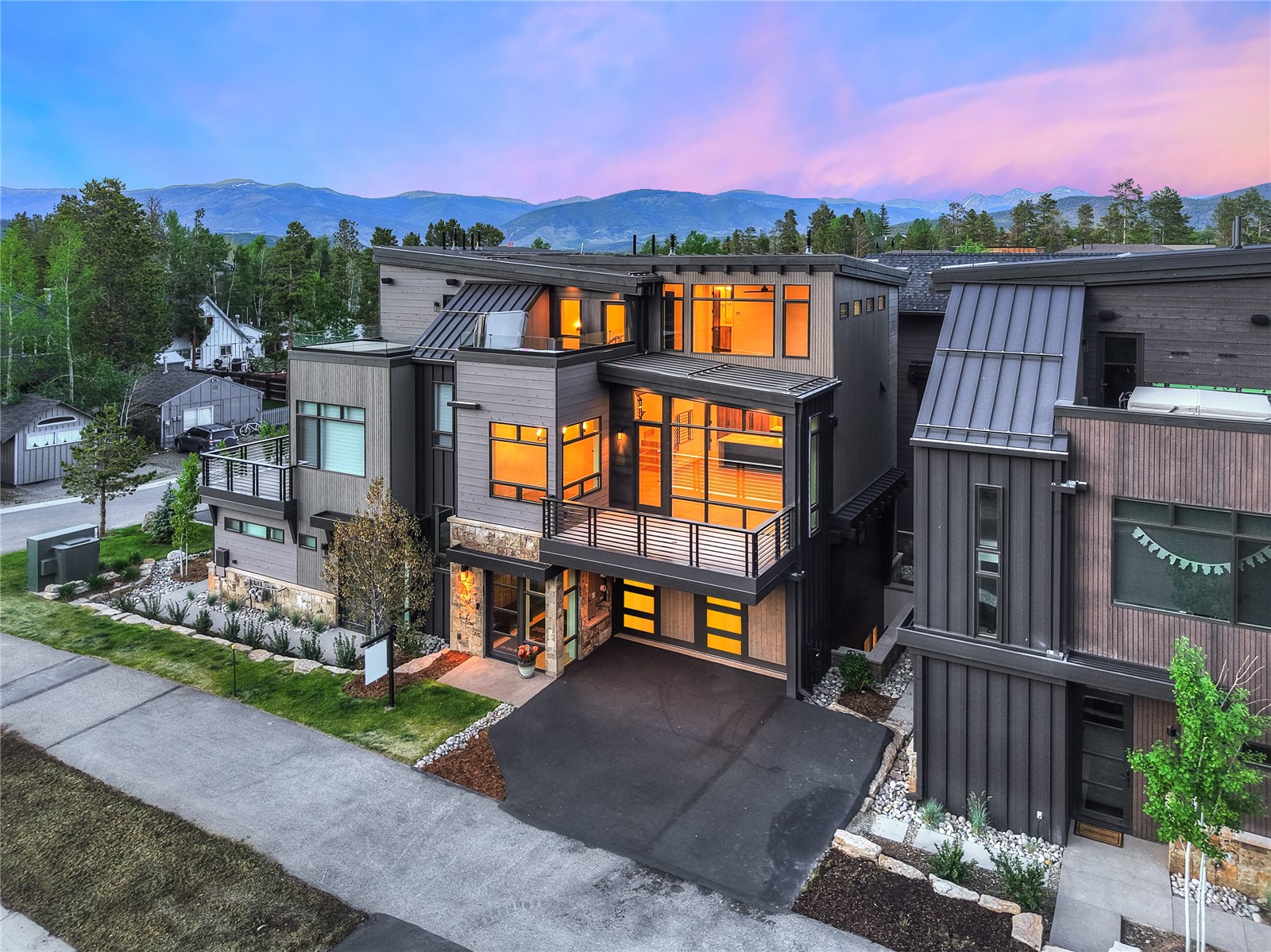 318 S 2nd AVENUE