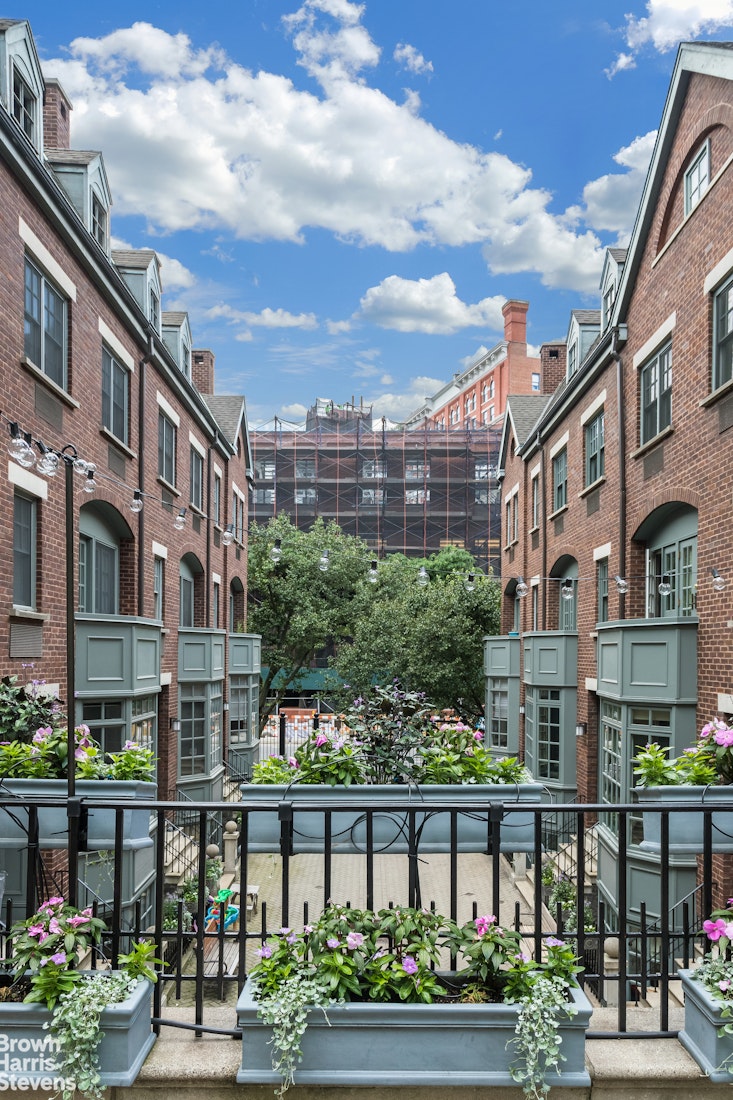 2 Greenwich Meadows