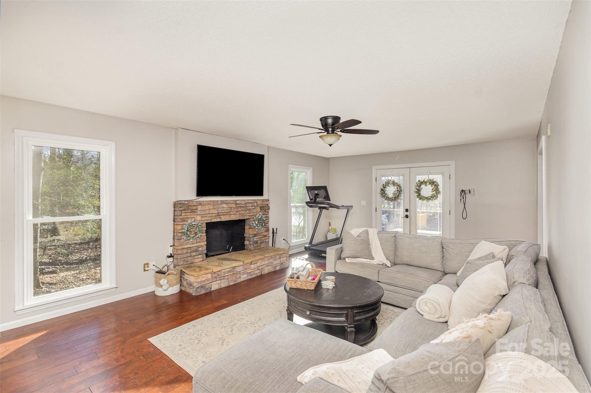 2817 Desmond Place
