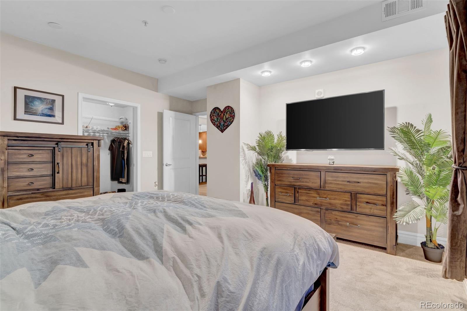 925 N Lincoln Street Unit: 9D