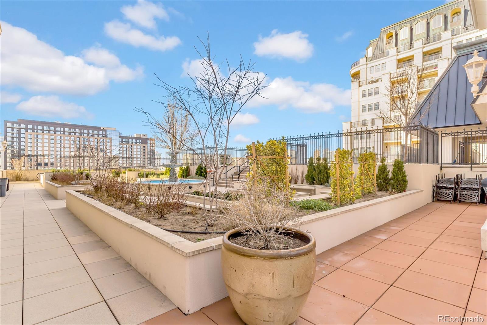 925 N Lincoln Street Unit: 4G