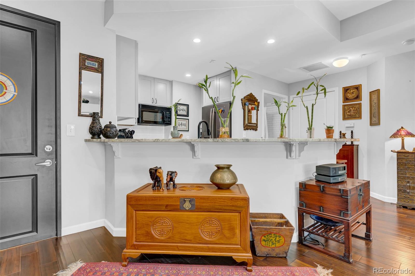 925 N Lincoln Street Unit: 4G