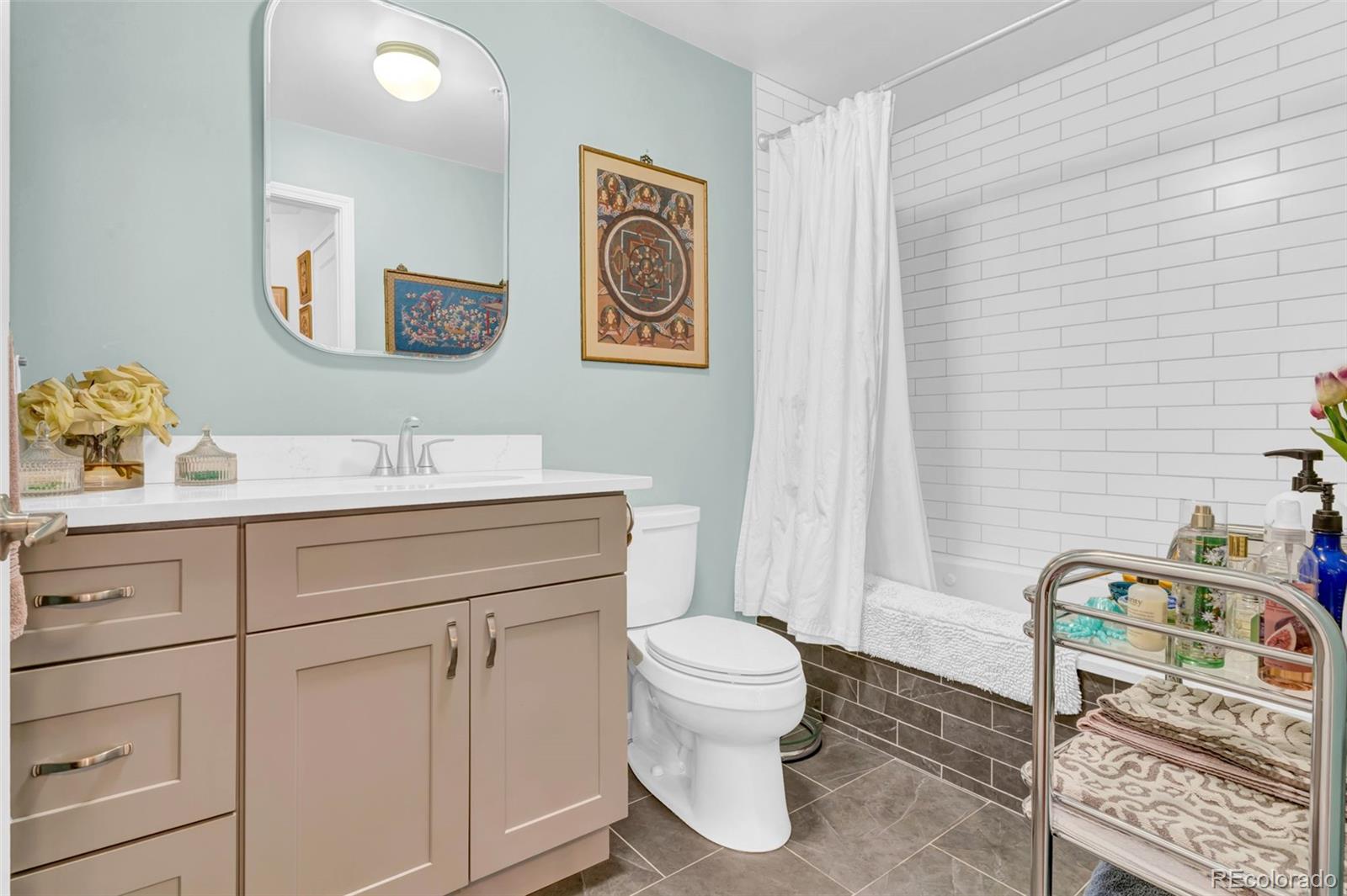 925 N Lincoln Street Unit: 4G