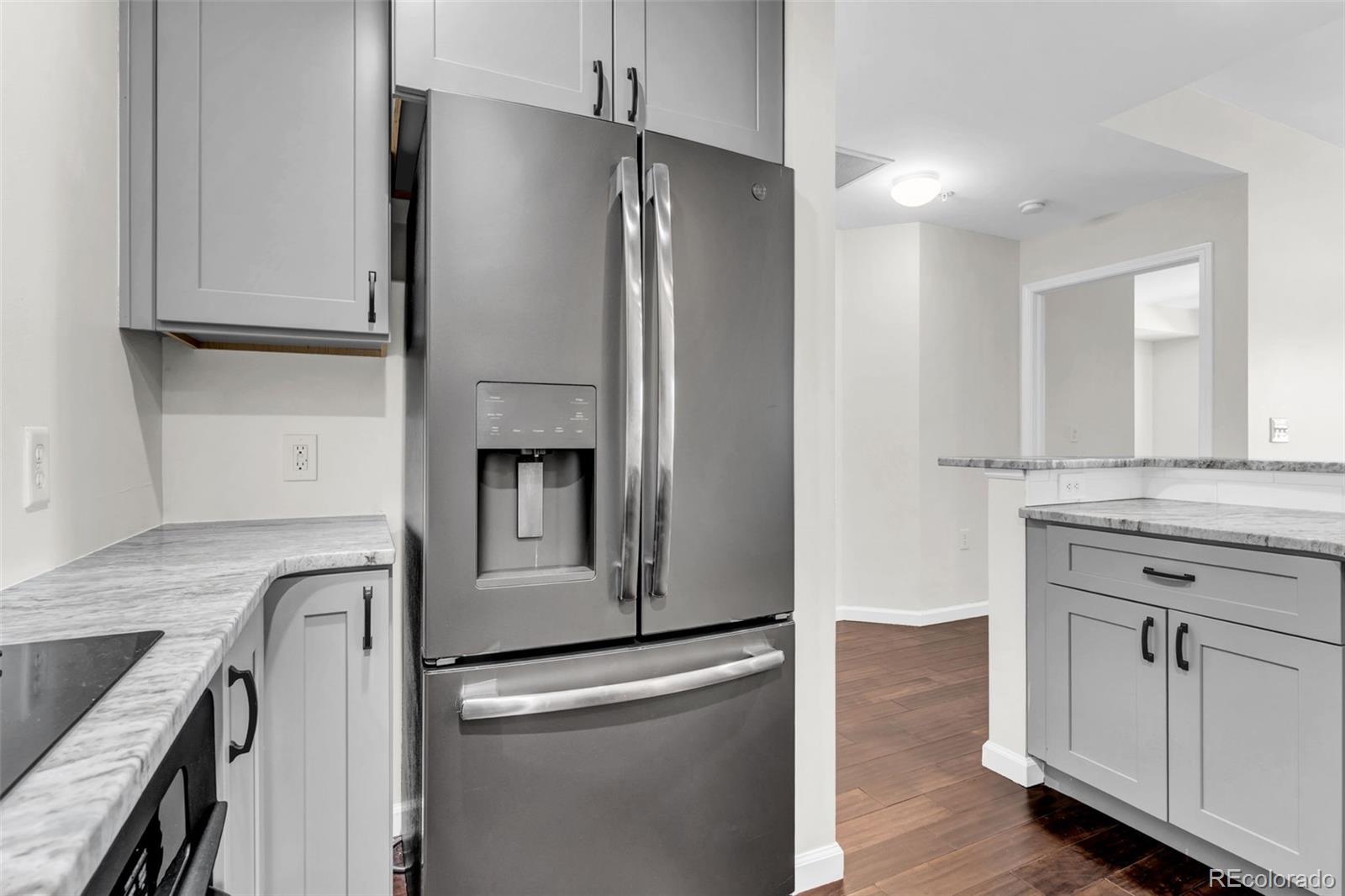 925 N Lincoln Street Unit: 4G