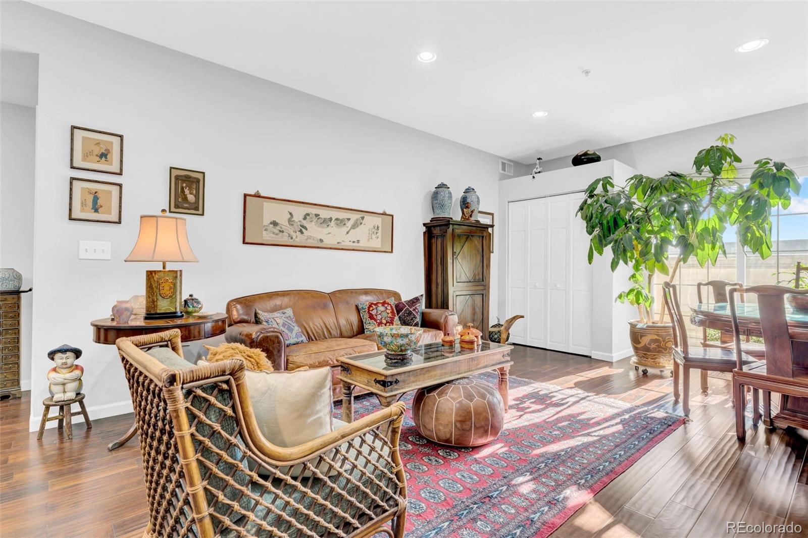 925 N Lincoln Street Unit: 4G