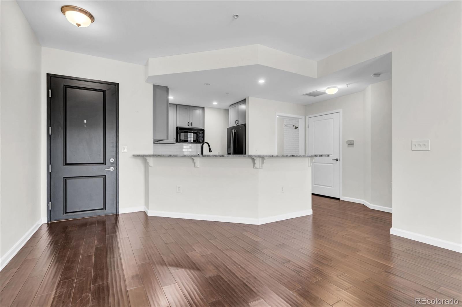 925 N Lincoln Street Unit: 4G