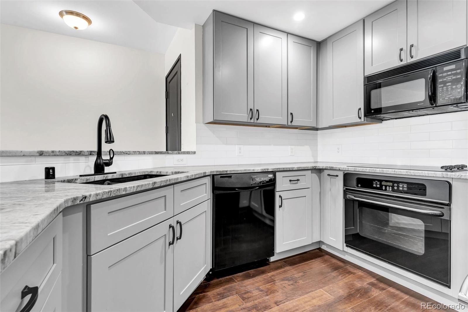 925 N Lincoln Street Unit: 4G