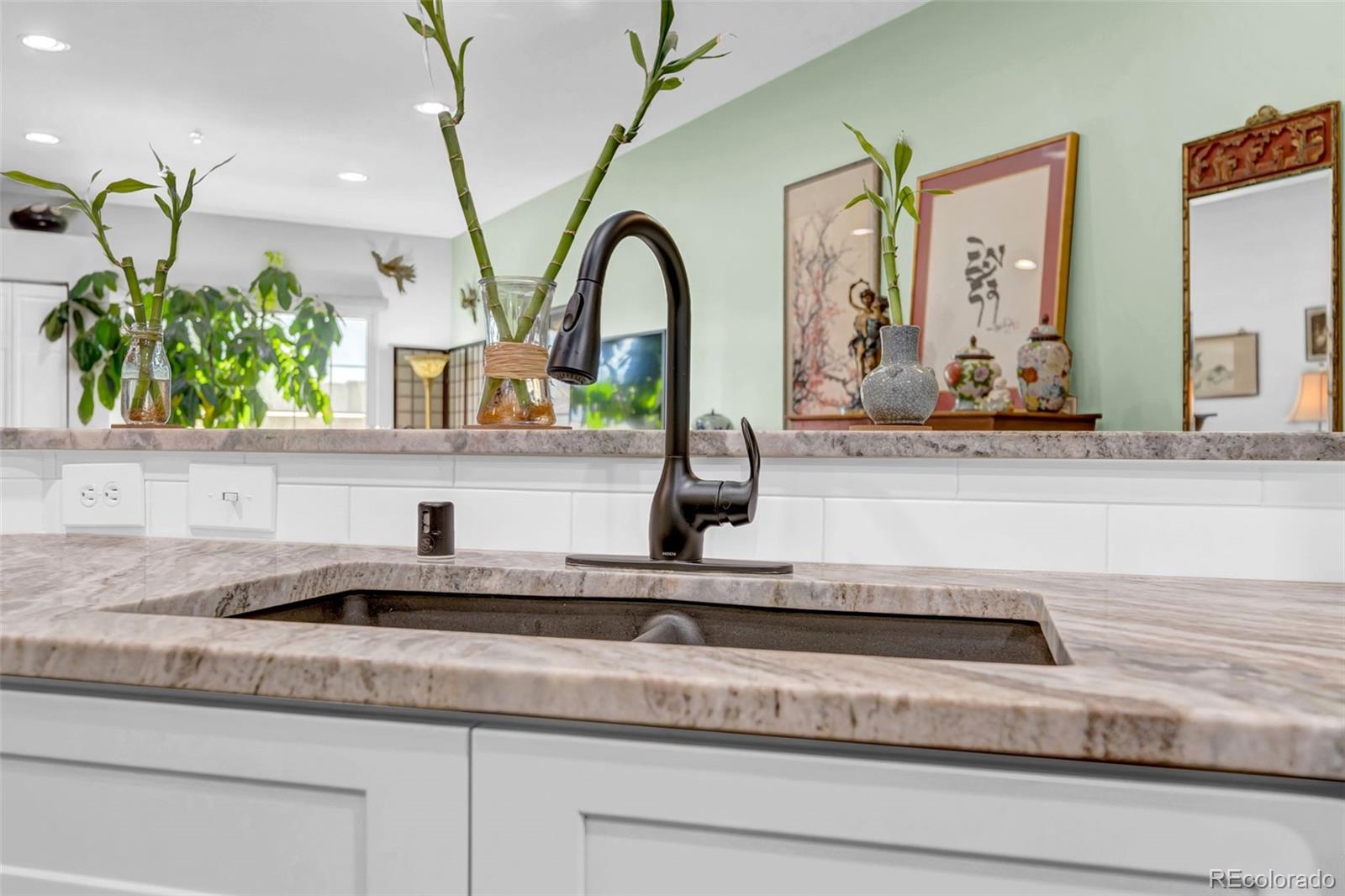 925 N Lincoln Street Unit: 4G