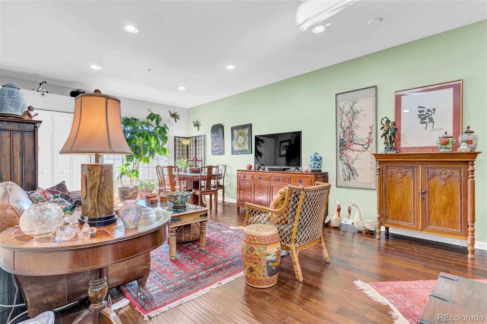 925 N Lincoln Street Unit: 4G