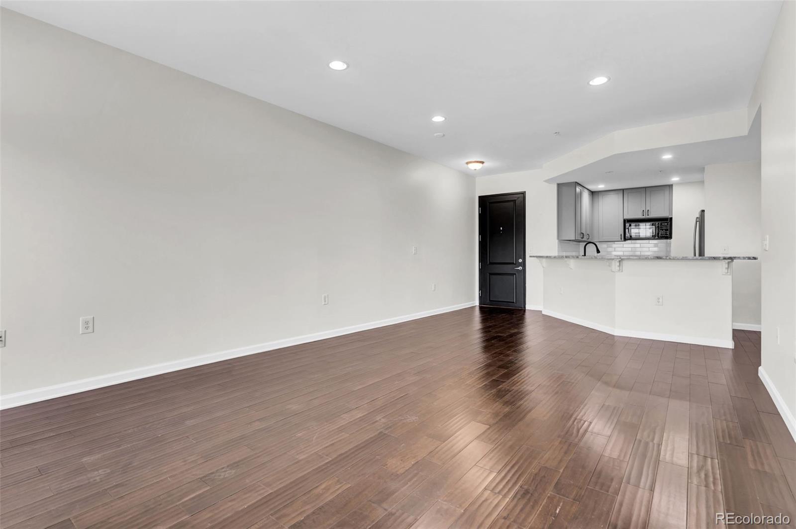 925 N Lincoln Street Unit: 4G