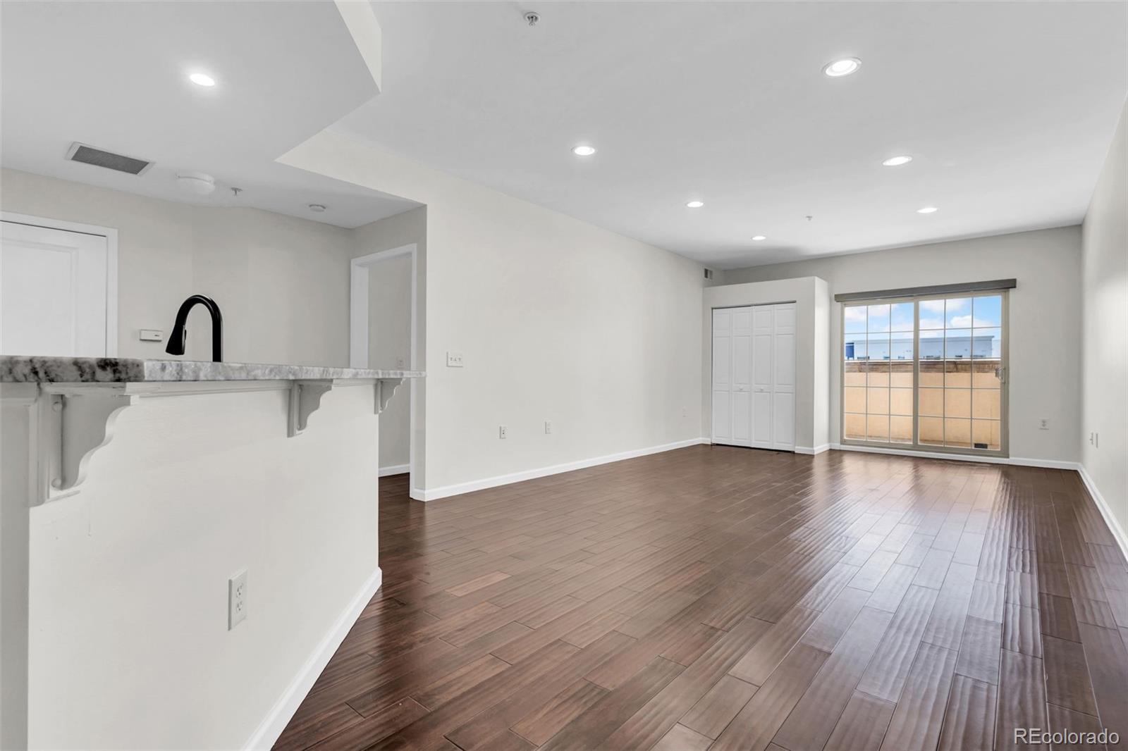 925 N Lincoln Street Unit: 4G