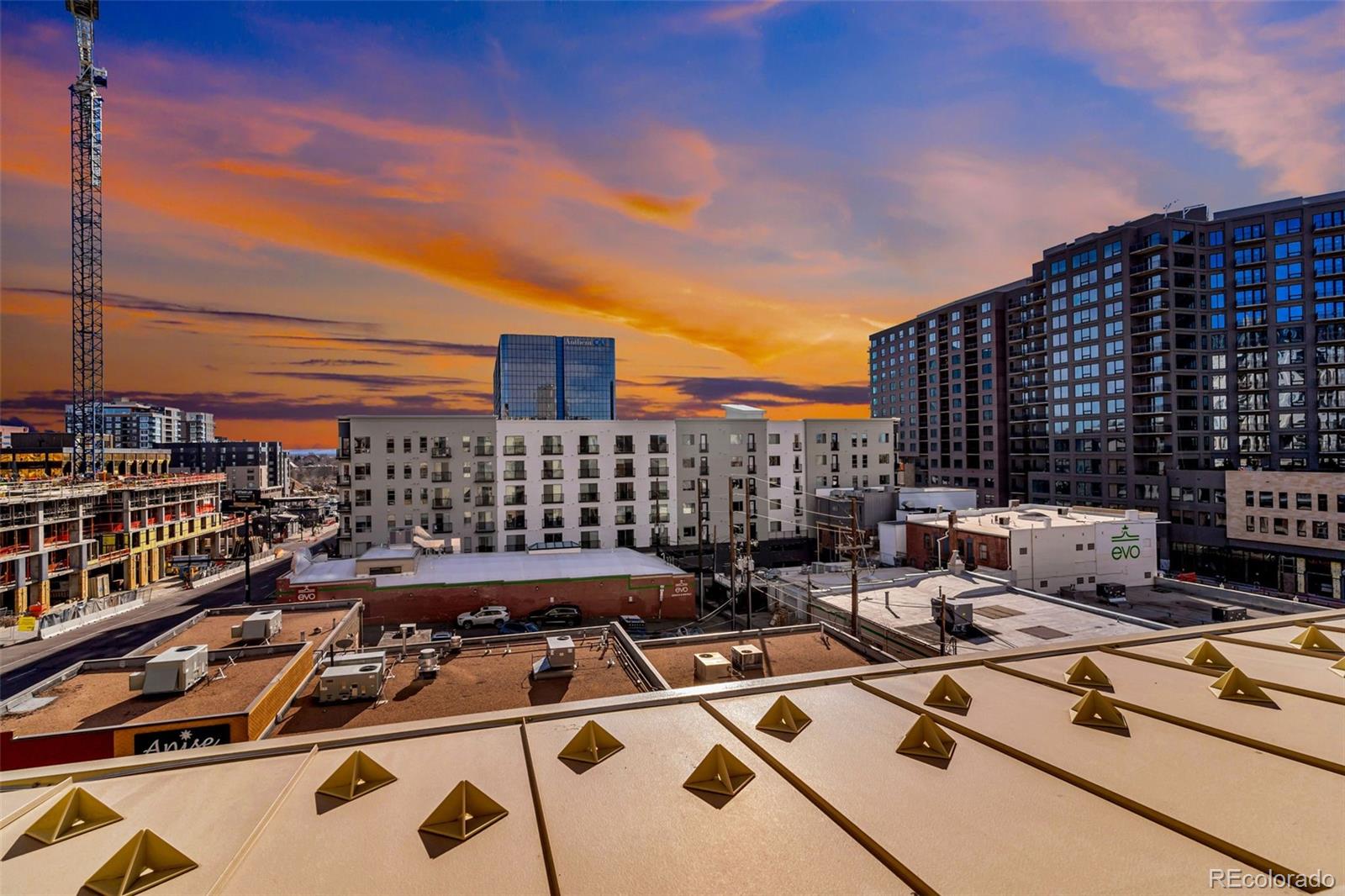 925 N Lincoln Street Unit: 4G