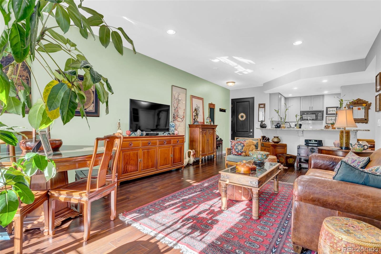 925 N Lincoln Street Unit: 4G