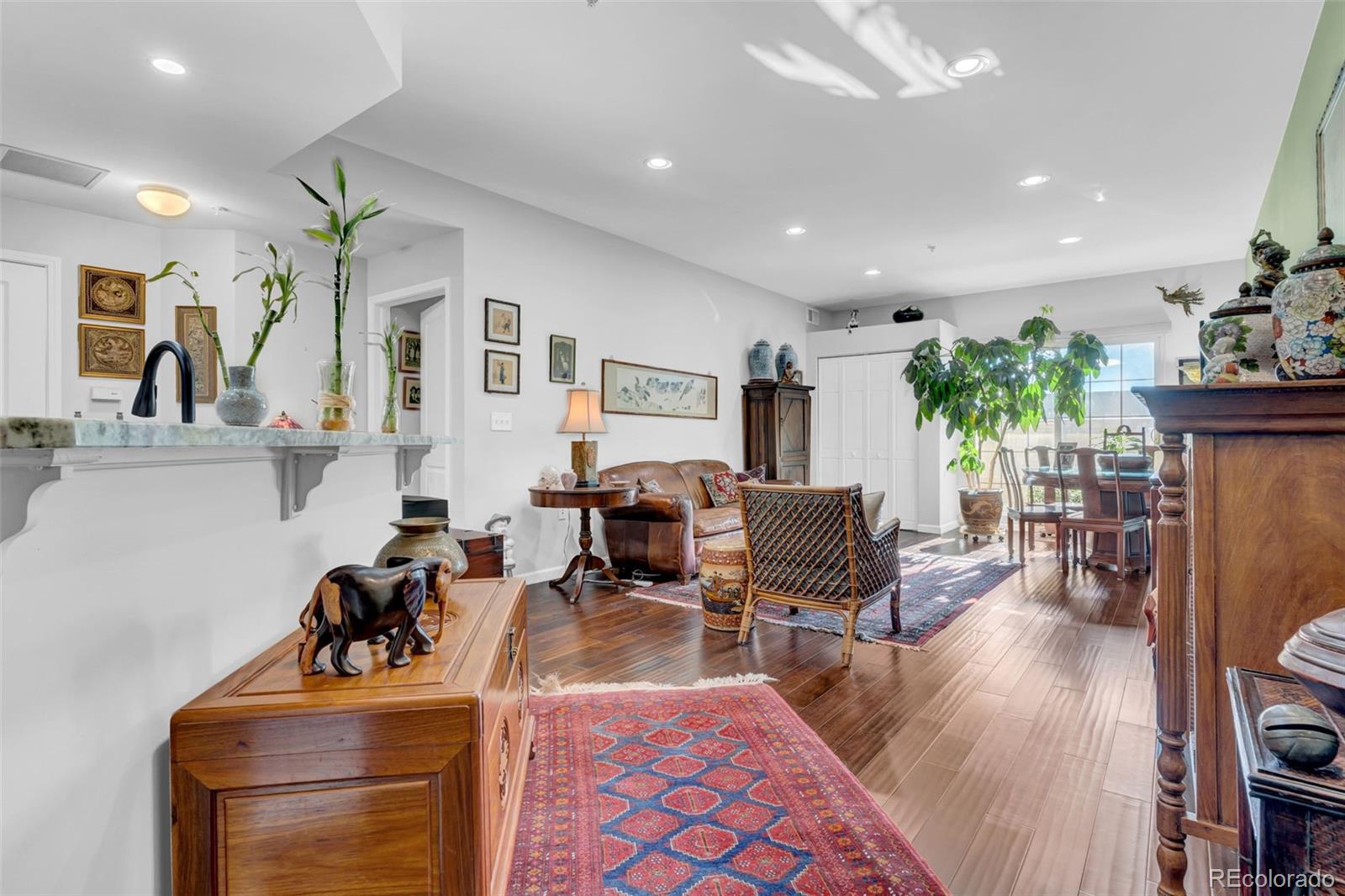 925 N Lincoln Street Unit: 4G