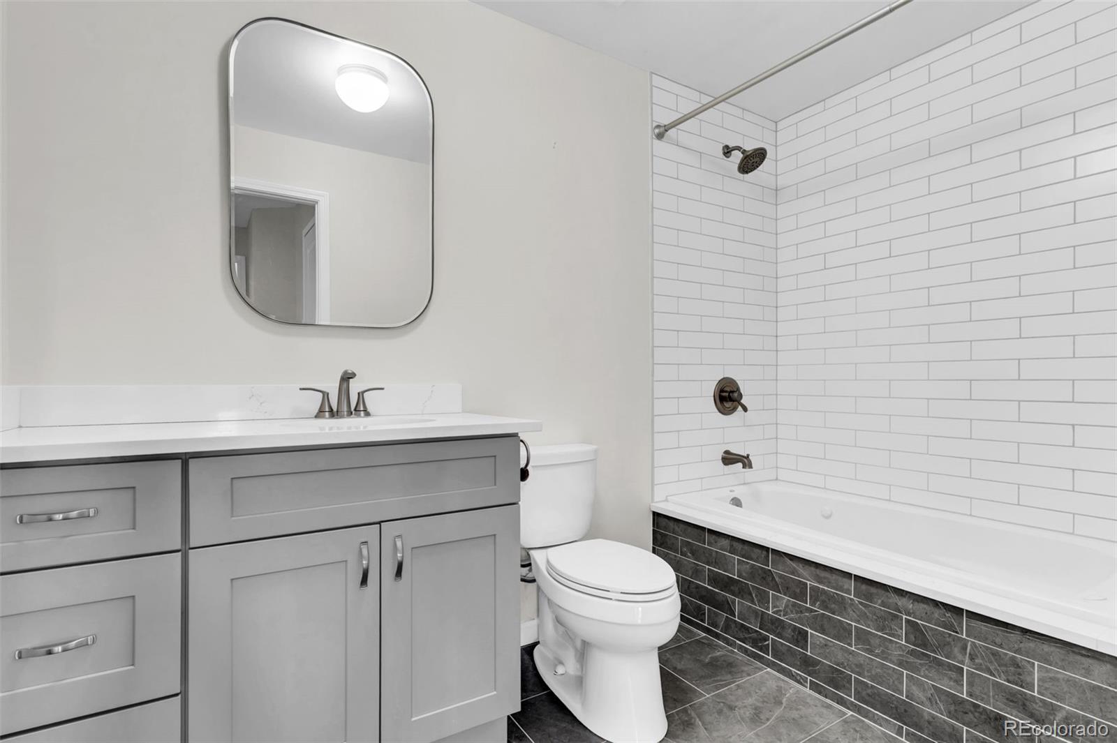 925 N Lincoln Street Unit: 4G