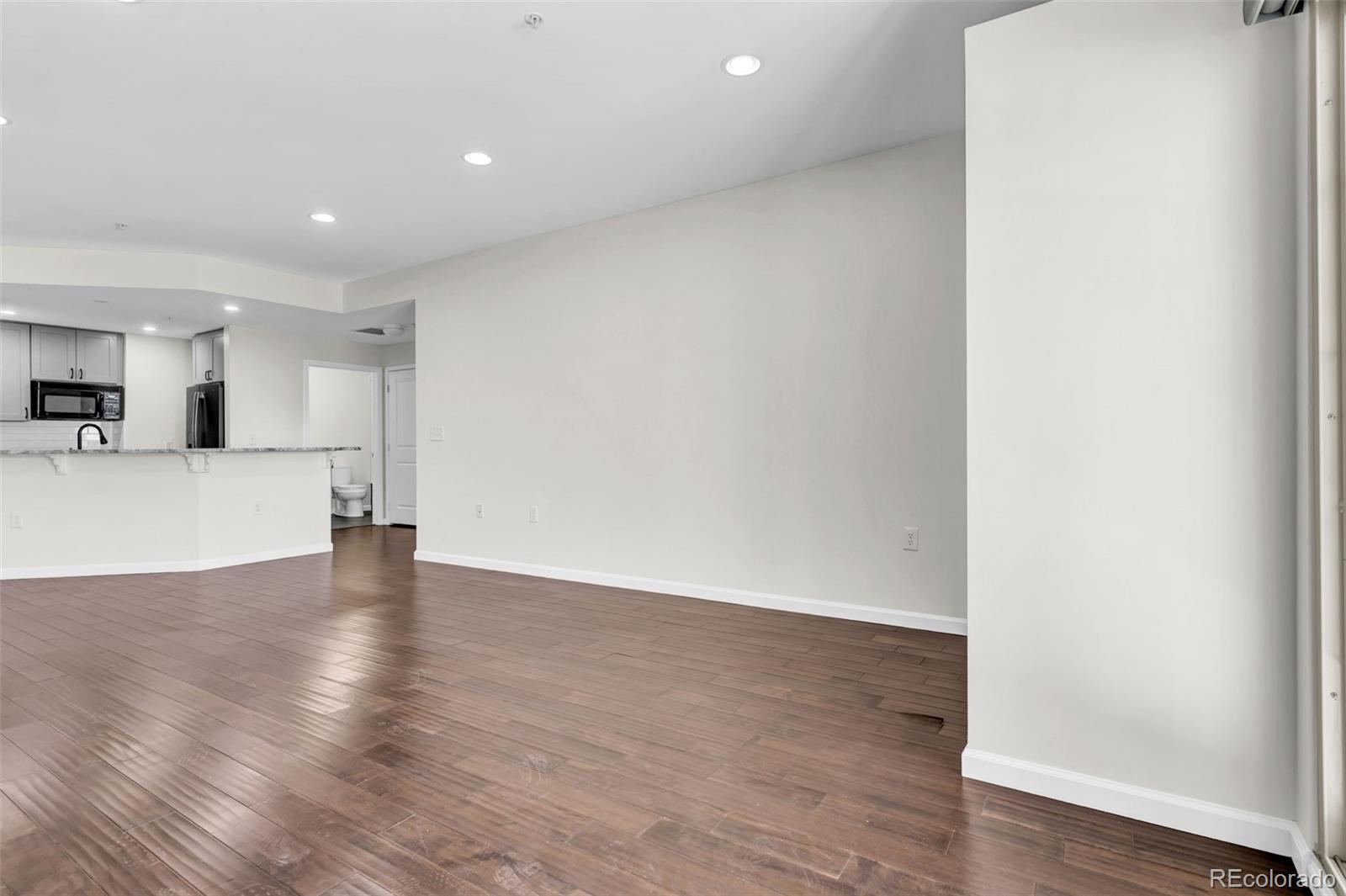 925 N Lincoln Street Unit: 4G