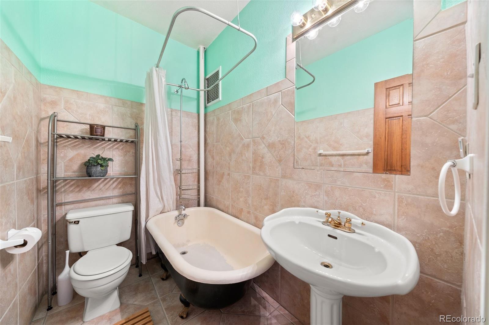 1376 N Pearl Street Unit: 210
