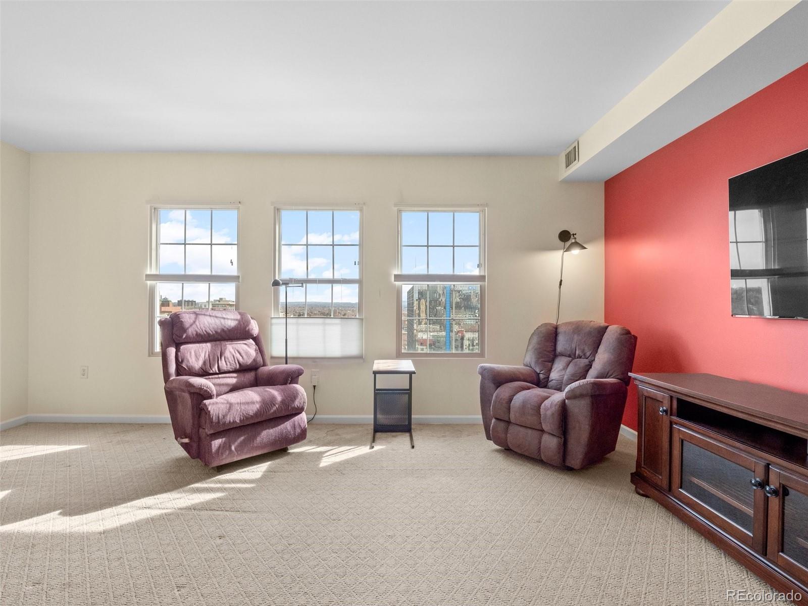 925 N Lincoln Street Unit: 12G