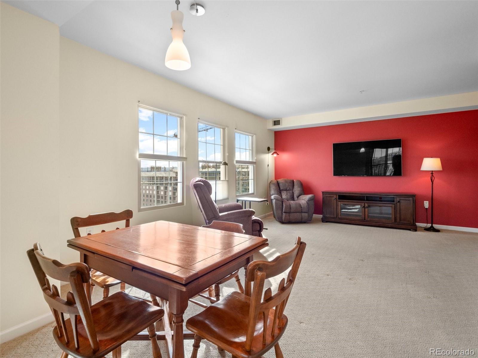 925 N Lincoln Street Unit: 12G