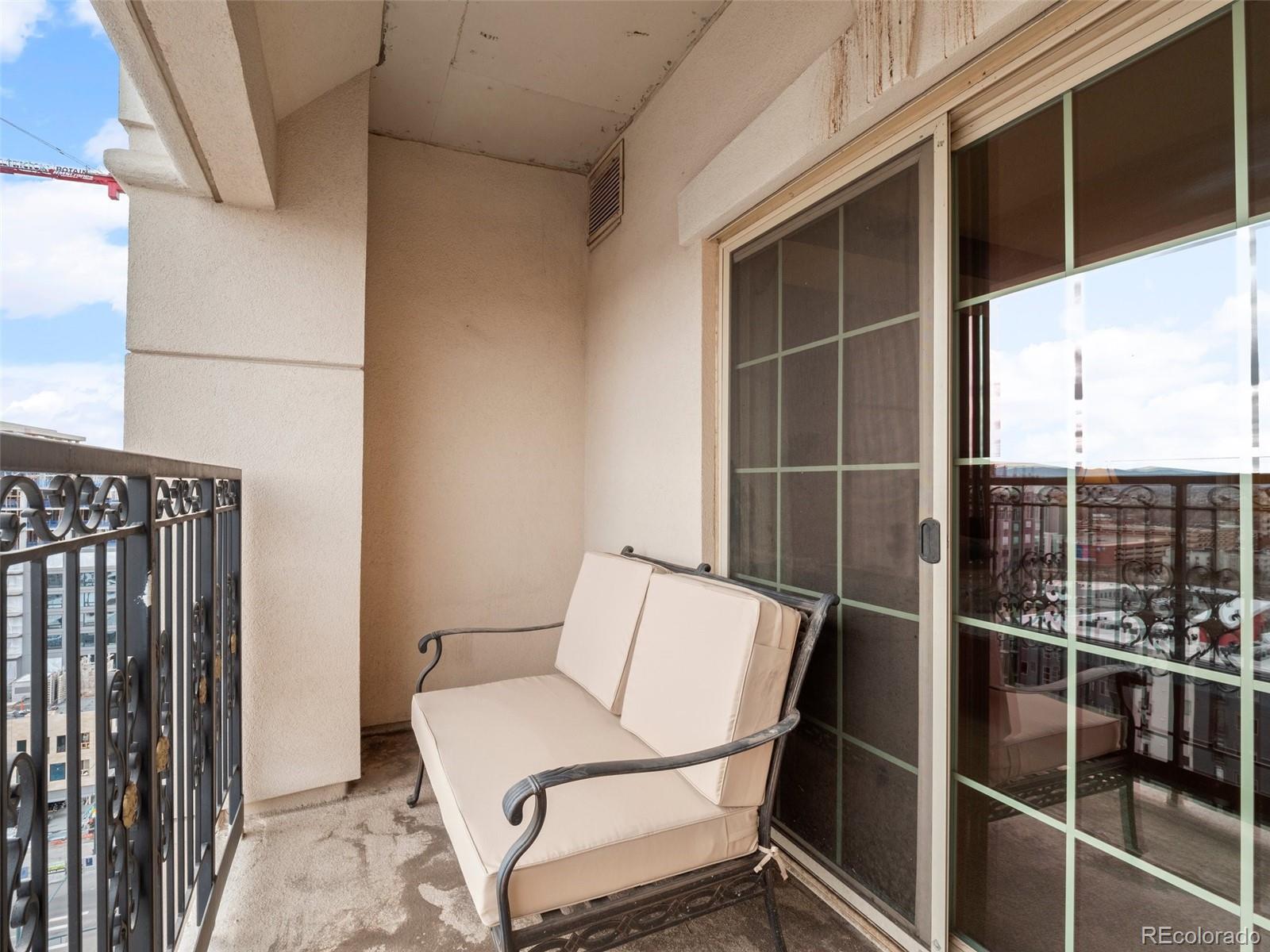925 N Lincoln Street Unit: 12G