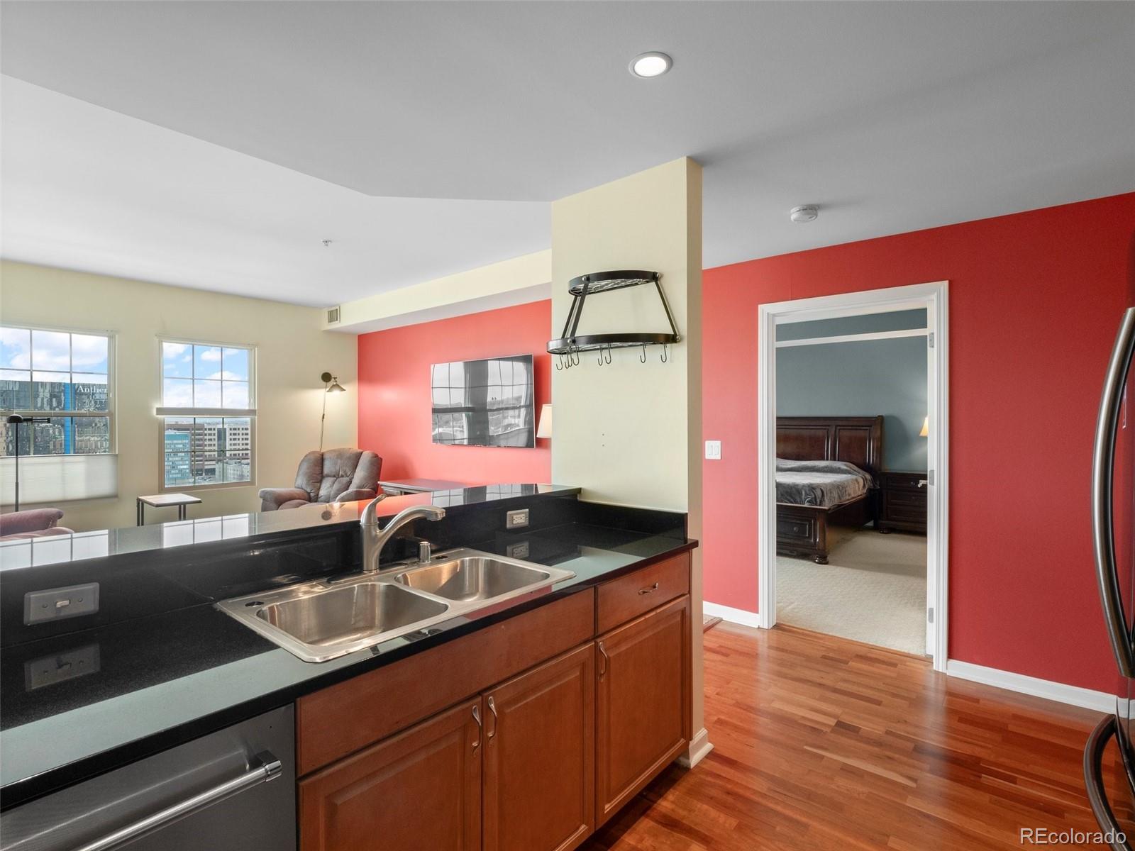 925 N Lincoln Street Unit: 12G