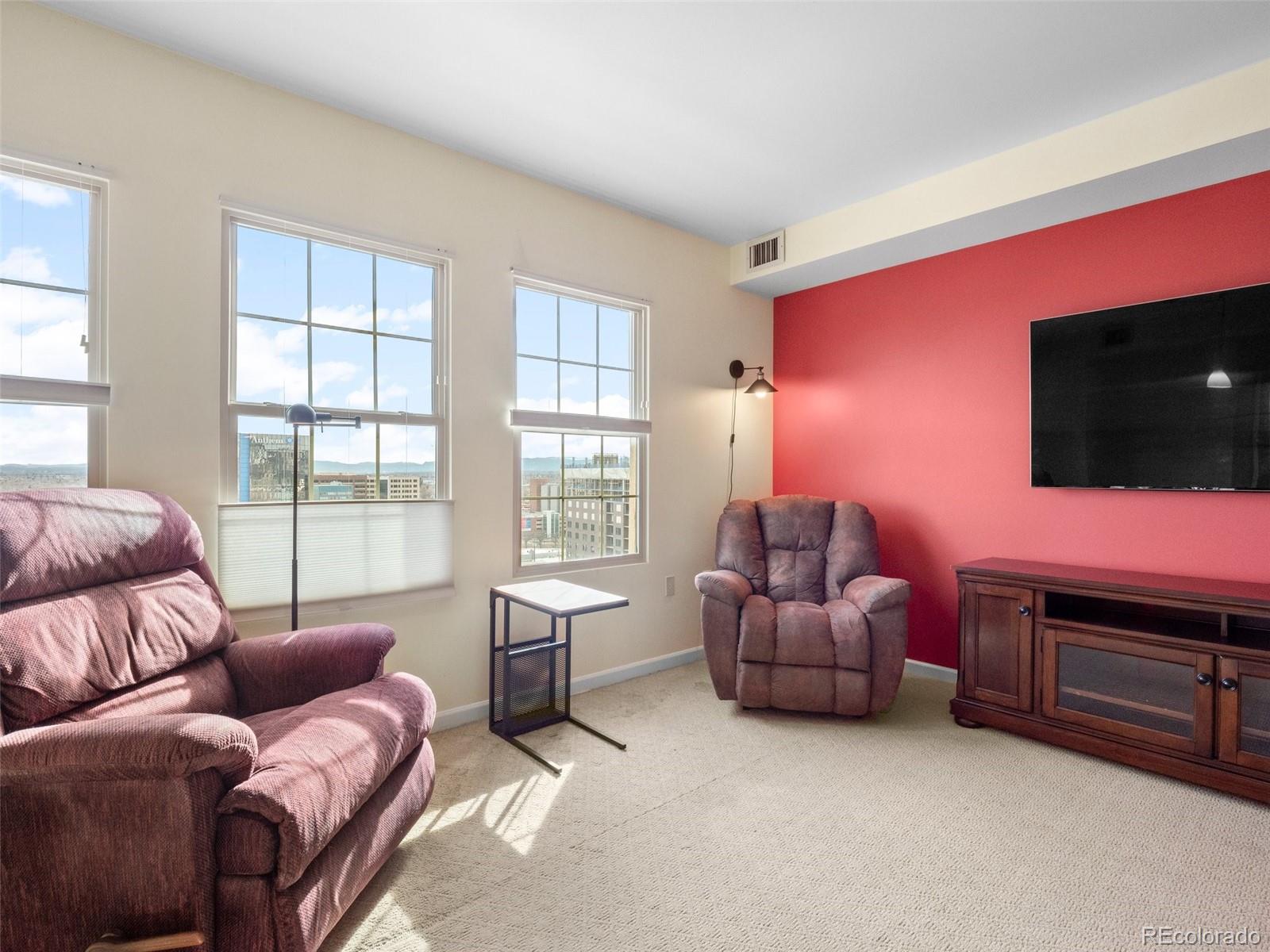 925 N Lincoln Street Unit: 12G