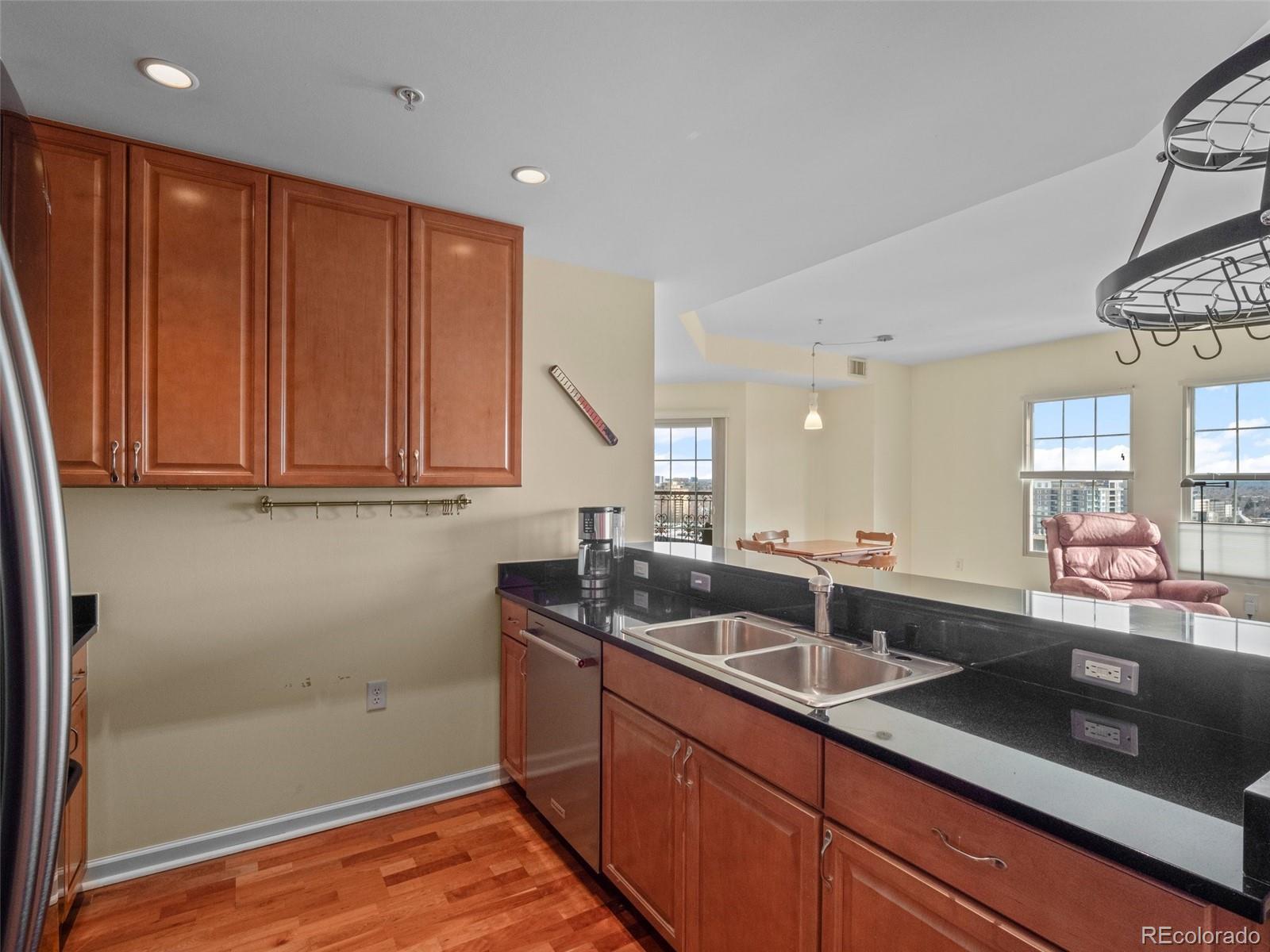 925 N Lincoln Street Unit: 12G