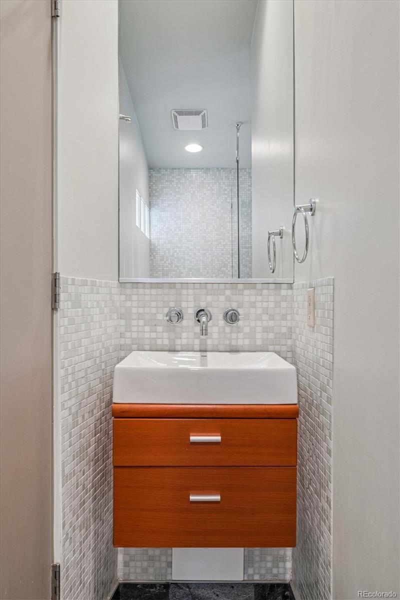 891 N Glencoe Street