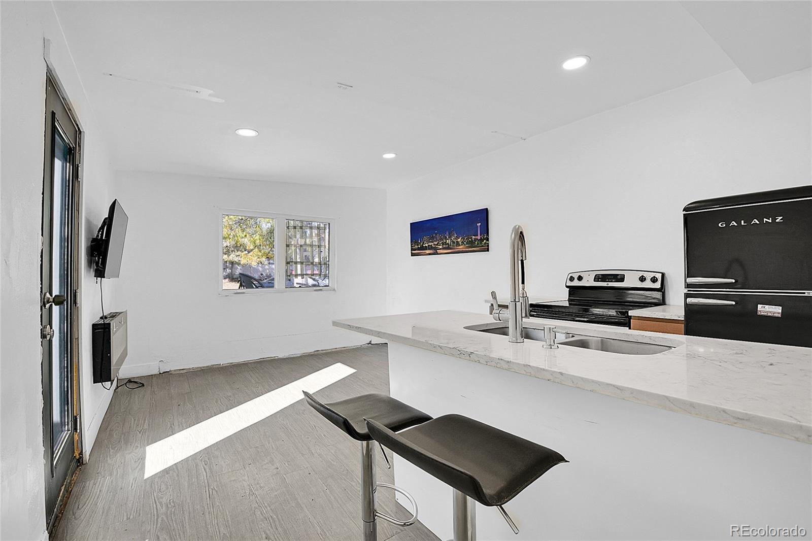 2626 S Hooker Street