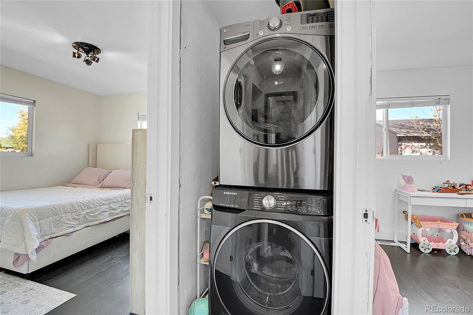 2626 S Hooker Street