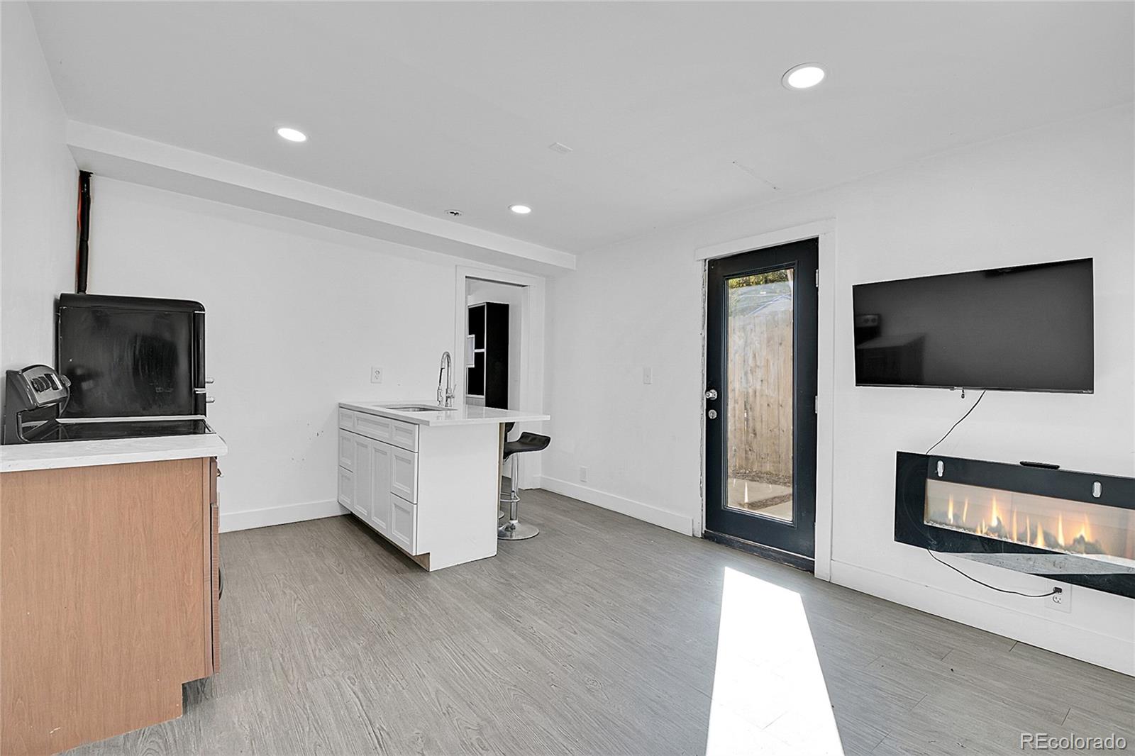 2626 S Hooker Street