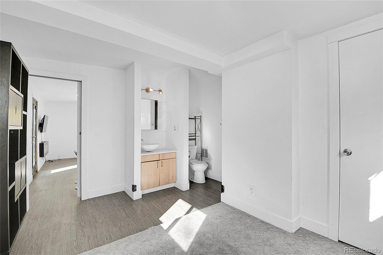 2626 S Hooker Street