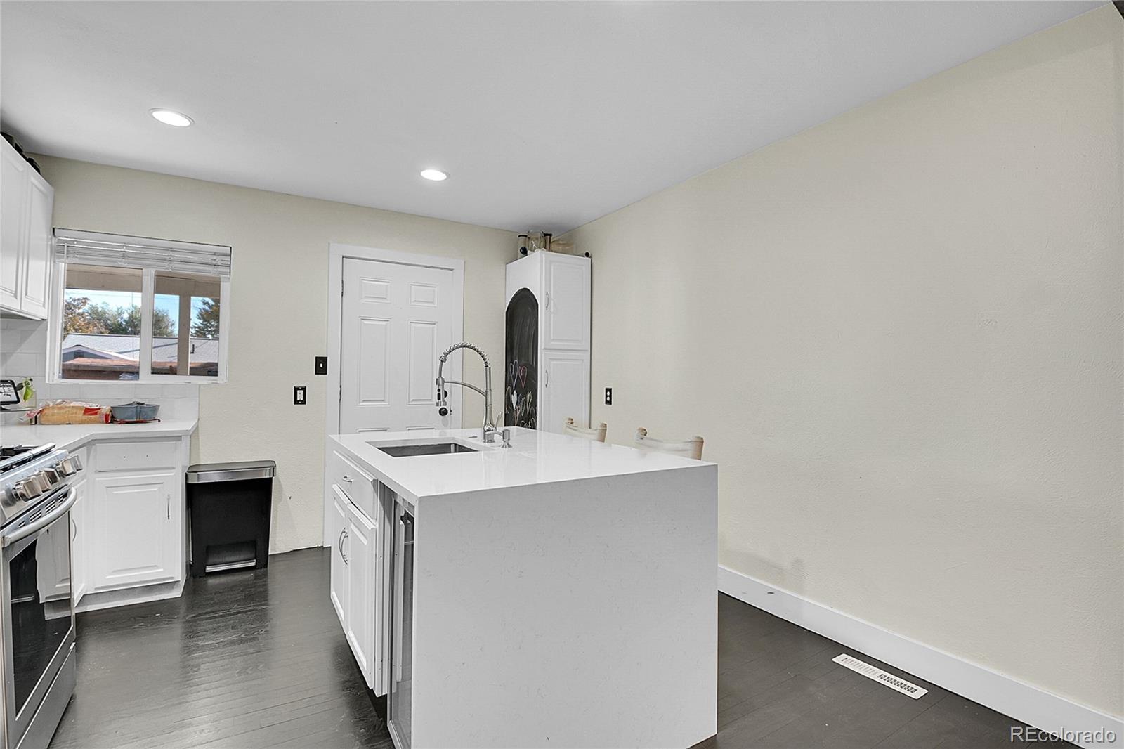 2626 S Hooker Street