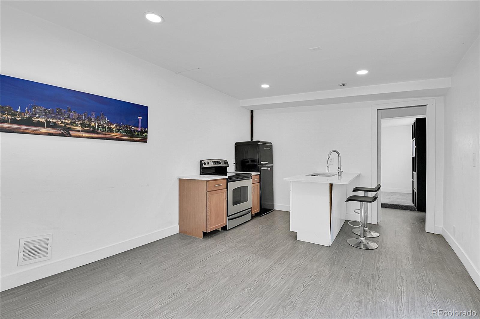 2626 S Hooker Street