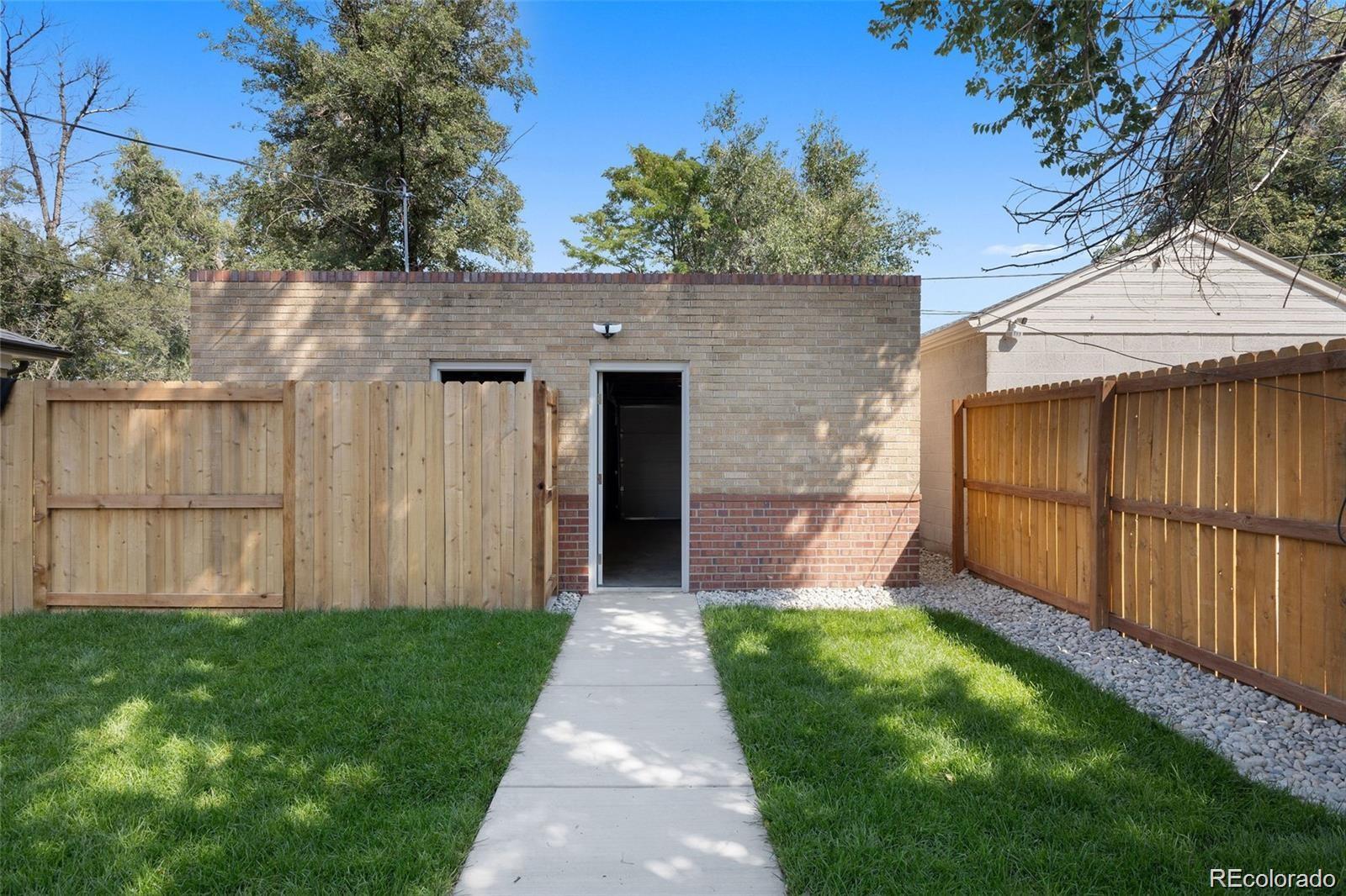 3220 E 37th Ave Street