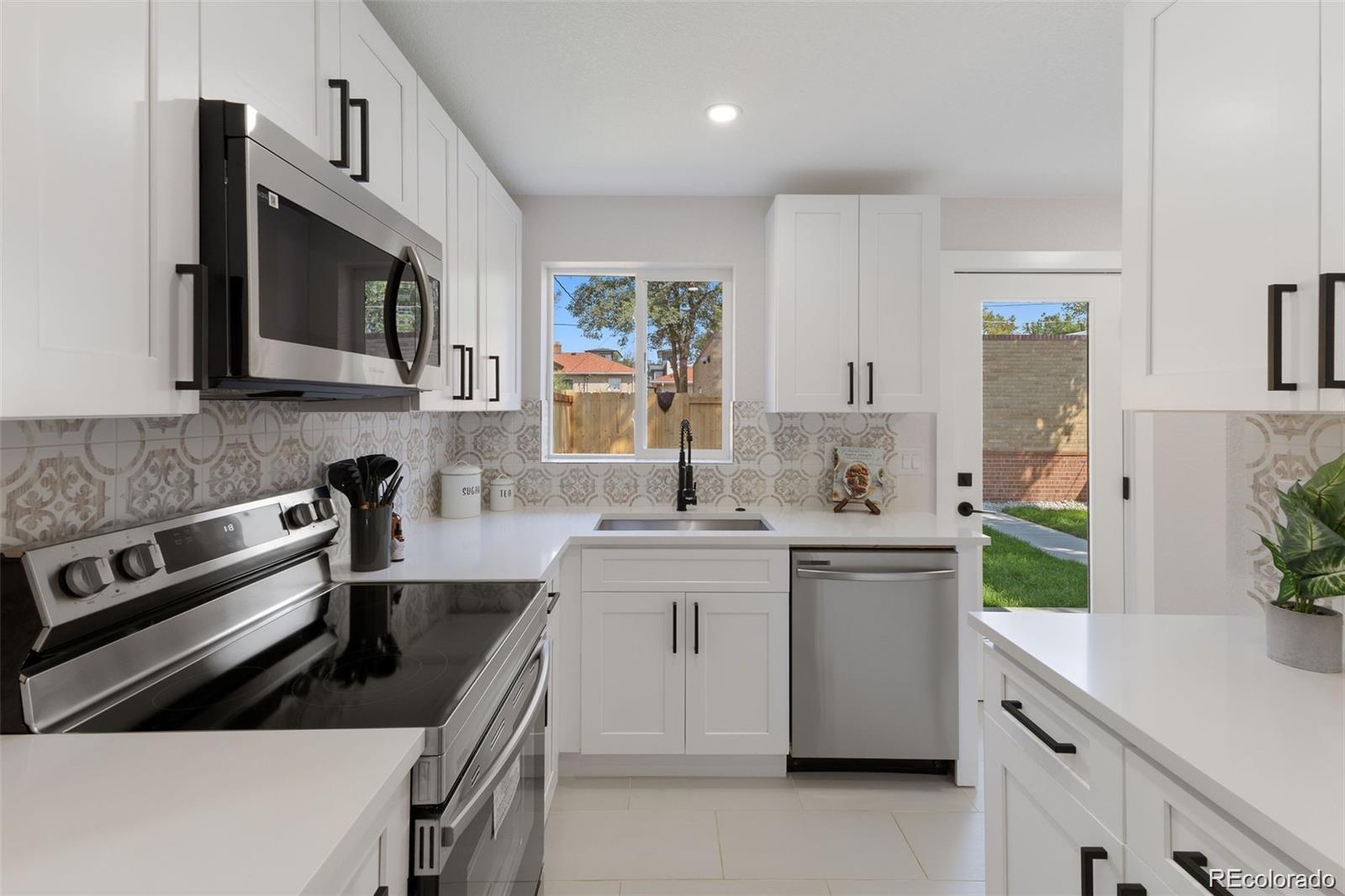 3220 E 37th Ave Street