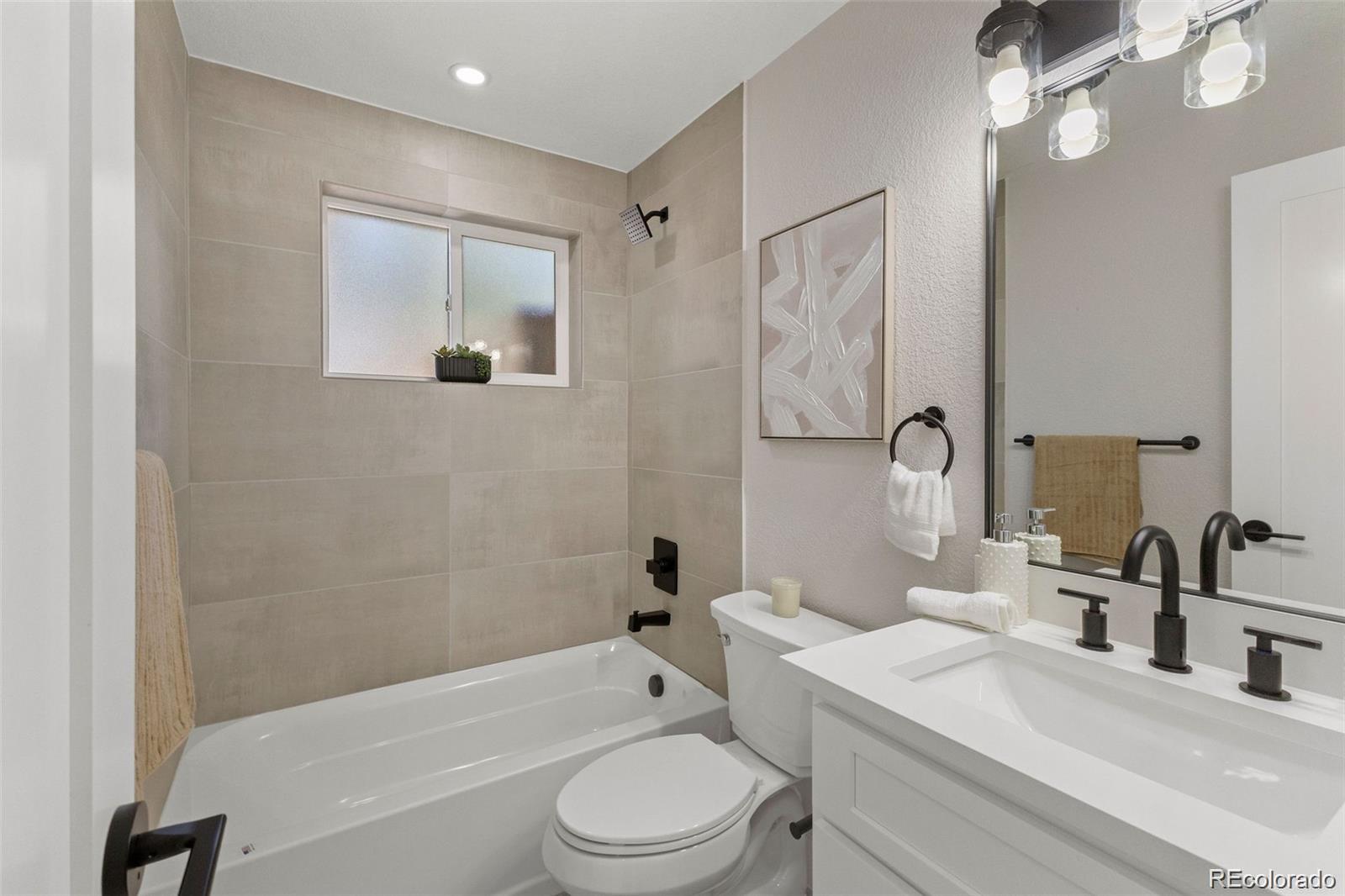 3220 E 37th Ave Street