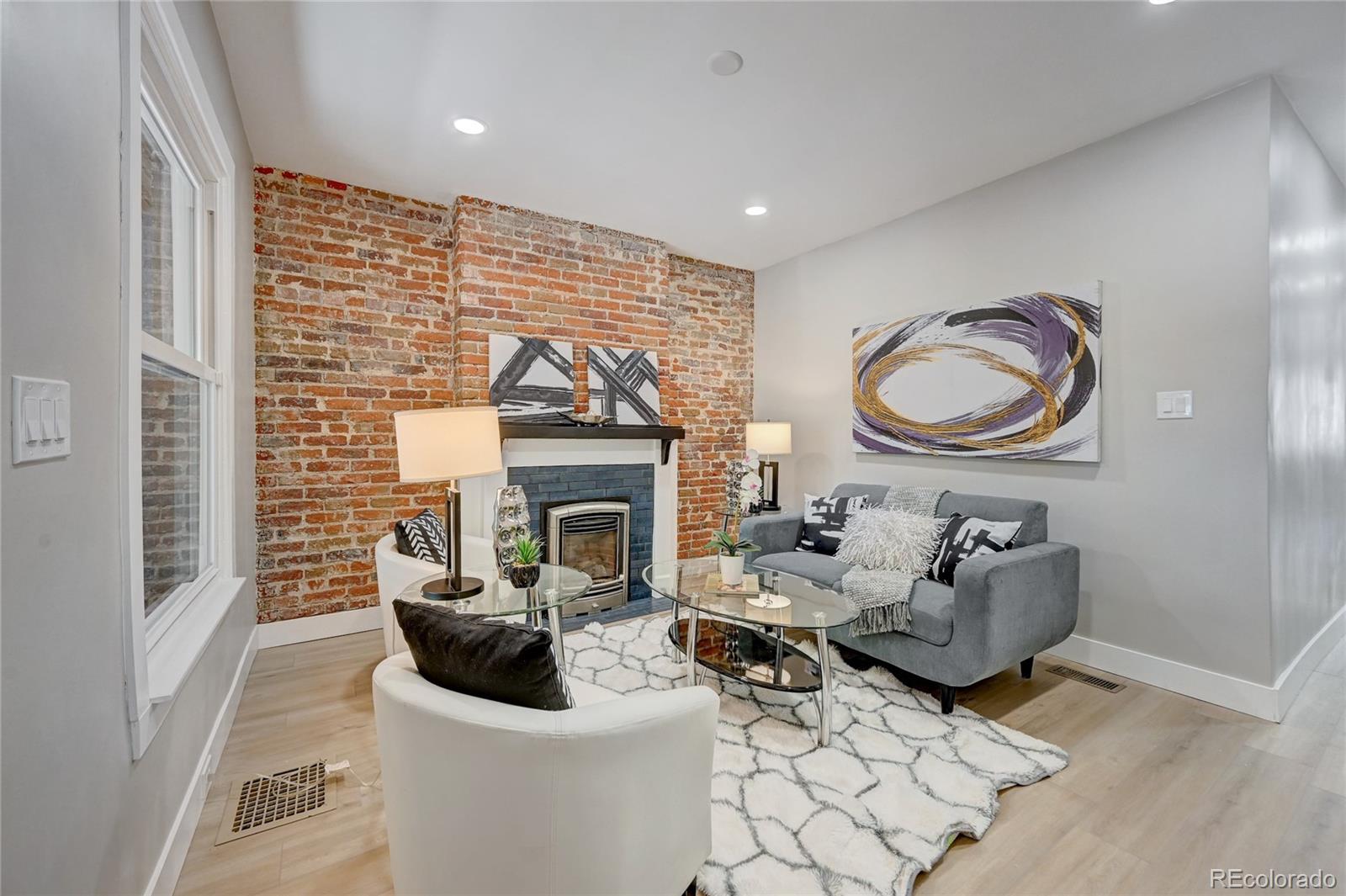 2437 W Dunkeld Place